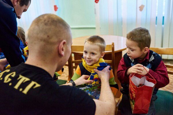 Фанаты «Нафтана» подарили новогодние подарки детям из Полоцкого социального приюта (фото) - фото 3