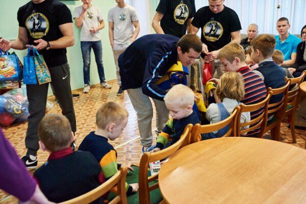 Фанаты «Нафтана» подарили новогодние подарки детям из Полоцкого социального приюта (фото) - фото 2