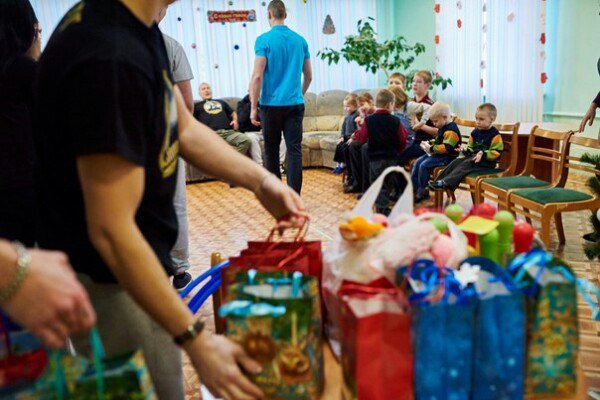 Фанаты «Нафтана» подарили новогодние подарки детям из Полоцкого социального приюта (фото) - фото 1
