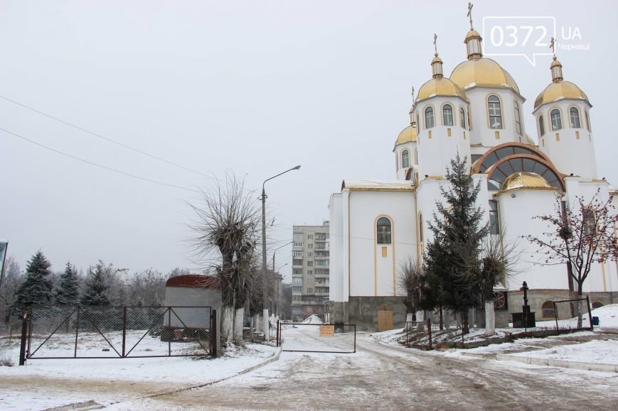 Біля церкви в Чернівцях знайшли тіло чоловіка (фото) - фото 1 Біля церкви в Чернівцях знайшли тіло чоловіка (фото) - фото 1
