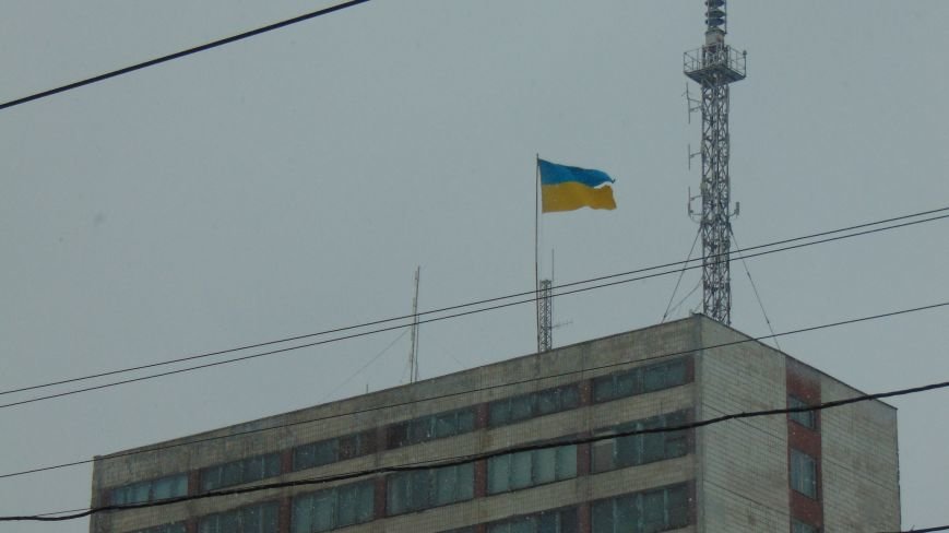 Над праздничным Мариуполем стихией поврежден флаг Украины (ФОТОФАКТ) (фото) - фото 1 Над праздничным Мариуполем стихией поврежден флаг Украины (ФОТОФАКТ) (фото) - фото 1