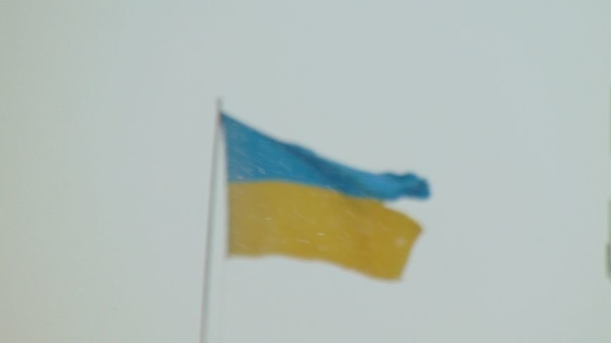 Над праздничным Мариуполем стихией поврежден флаг Украины (ФОТОФАКТ) (фото) - фото 1 Над праздничным Мариуполем стихией поврежден флаг Украины (ФОТОФАКТ) (фото) - фото 1