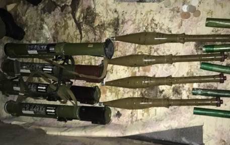 В Луганской области в подвале дома обнаружили склад с боеприпасами (ФОТО, ВИДЕО) (фото) - фото 2 В Луганской области в подвале дома обнаружили склад с боеприпасами (ФОТО, ВИДЕО) (фото) - фото 2