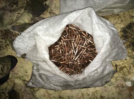 В Луганской области в подвале дома обнаружили склад с боеприпасами (ФОТО, ВИДЕО) (фото) - фото 3 В Луганской области в подвале дома обнаружили склад с боеприпасами (ФОТО, ВИДЕО) (фото) - фото 3