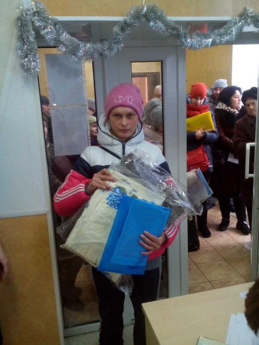 Сегодня переселенцы, живущие в Красноармейске, получили гуманитарную помощь (фото) - фото 13 Сегодня переселенцы, живущие в Красноармейске, получили гуманитарную помощь (фото) - фото 13