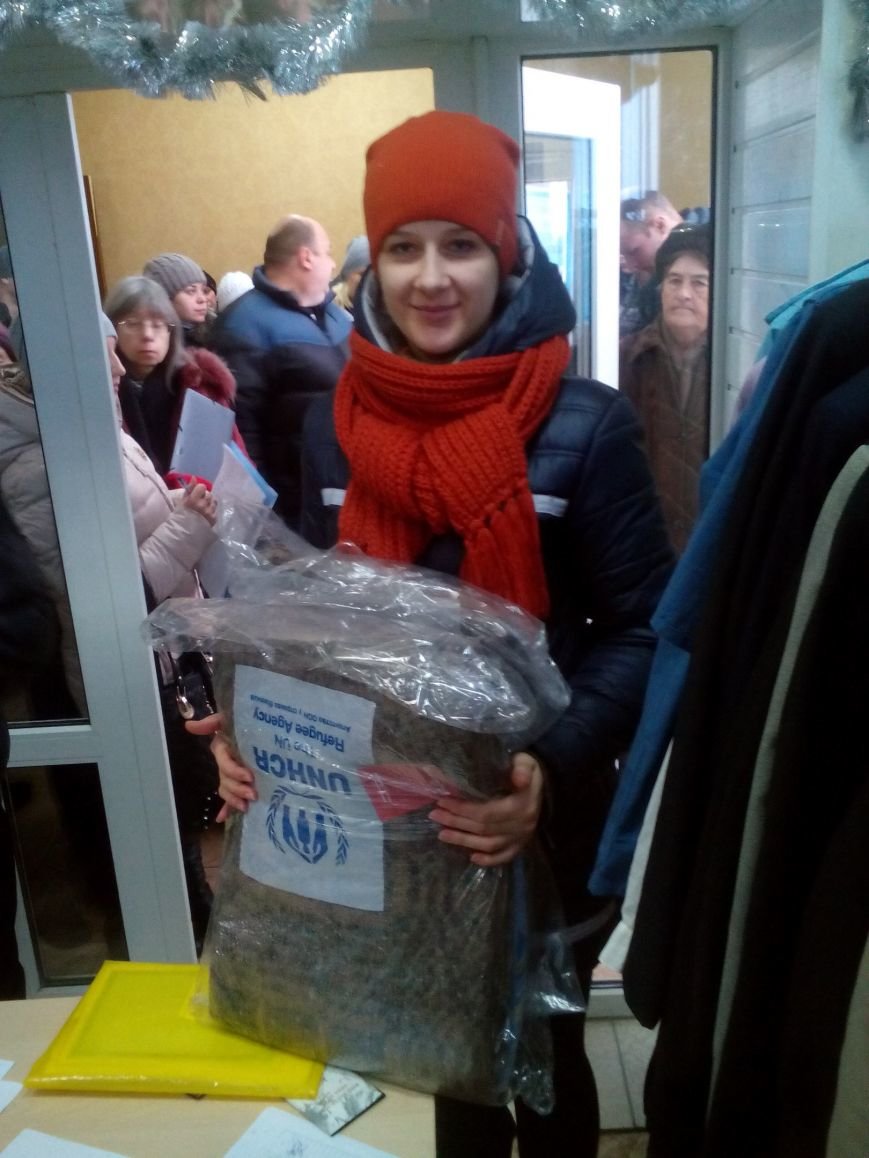 Сегодня переселенцы, живущие в Красноармейске, получили гуманитарную помощь (фото) - фото 10 Сегодня переселенцы, живущие в Красноармейске, получили гуманитарную помощь (фото) - фото 10