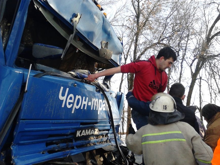 На Кіровоградщині водій вантажного автомобіля постраждав у ДТП (фот... На Кіровоградщині водій вантажного автомобіля постраждав у ДТП (фото) - фото 1