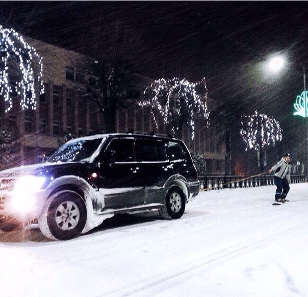 Фотофакт: в Новополоцке молодые люди прокатились по Молодежной на сноуборде, фото-1