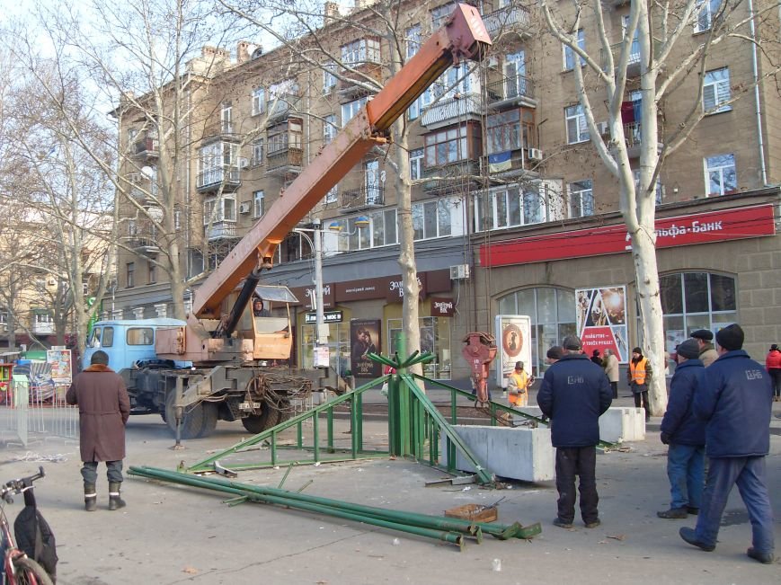 Праздники закончились: в Николаеве демонтировали главную елку города (ФОТОФАКТ) (фото) - фото 2 Праздники закончились: в Николаеве демонтировали главную елку города (ФОТОФАКТ) (фото) - фото 2