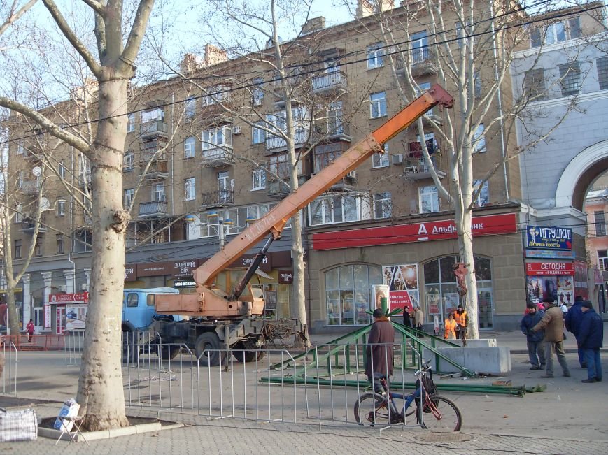 Праздники закончились: в Николаеве демонтировали главную елку города (ФОТОФАКТ) (фото) - фото 1 Праздники закончились: в Николаеве демонтировали главную елку города (ФОТОФАКТ) (фото) - фото 1