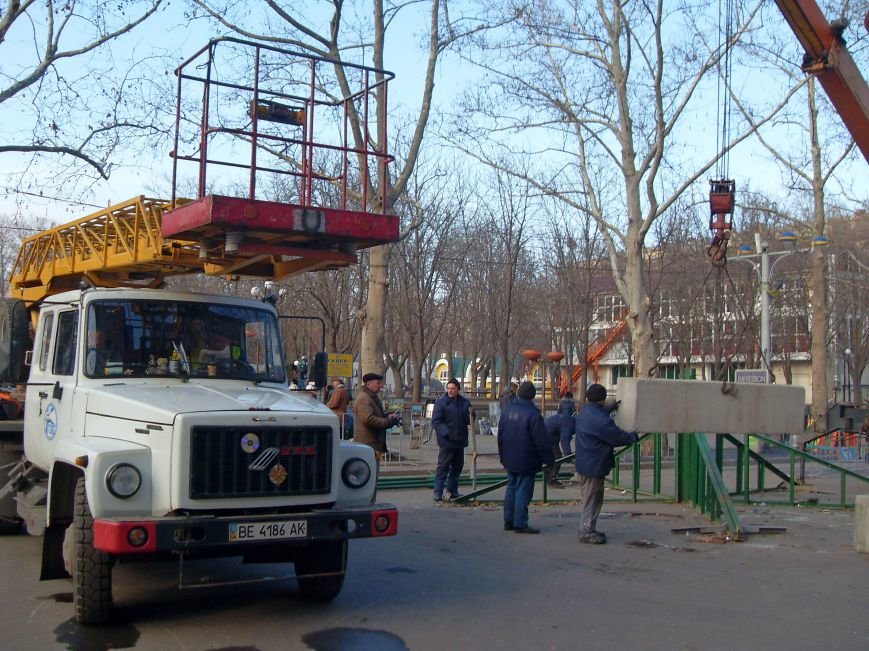 Праздники закончились: в Николаеве демонтировали главную елку города (ФОТОФАКТ) (фото) - фото 3 Праздники закончились: в Николаеве демонтировали главную елку города (ФОТОФАКТ) (фото) - фото 3