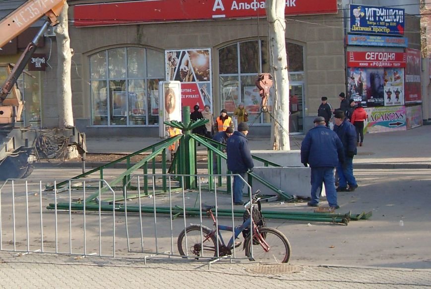 Праздники закончились: в Николаеве демонтировали главную елку города (ФОТОФАКТ) (фото) - фото 5 Праздники закончились: в Николаеве демонтировали главную елку города (ФОТОФАКТ) (фото) - фото 5