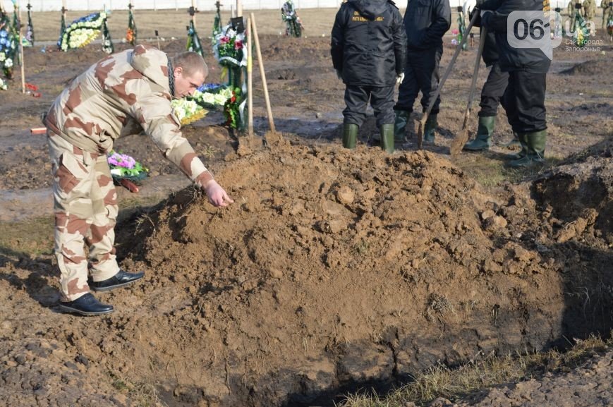 Последний из солдат, погибших под Иловайском, похоронен на Кушугумс... Последний из солдат, погибших под Иловайском, похоронен на Кушугумском кладбище (фото) - фото 9