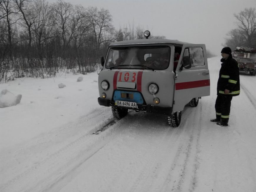 На Кіровоградщині у снігову пастку потрапив автомобіль швид..., фото-2 На Кіровоградщині у снігову пастку потрапив автомобіль швидкої (ФОТО), фото-2