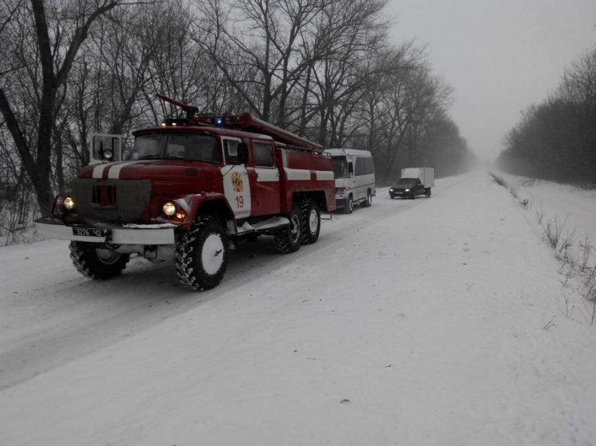 На Кіровоградщині у снігову пастку потрапив автомобіль швид..., фото-1 На Кіровоградщині у снігову пастку потрапив автомобіль швидкої (ФОТО), фото-1