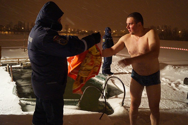 В крещенскую ночь больше восьми тысяч белгородцев окунулись в прору... В крещенскую ночь больше восьми тысяч белгородцев окунулись в прорубь (фото) - фото 3