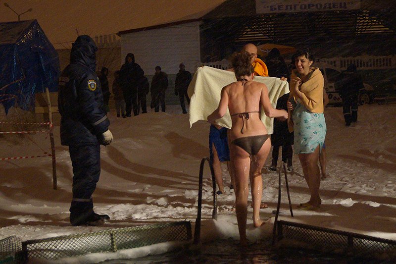 В крещенскую ночь больше восьми тысяч белгородцев окунулись в прору... В крещенскую ночь больше восьми тысяч белгородцев окунулись в прорубь (фото) - фото 9