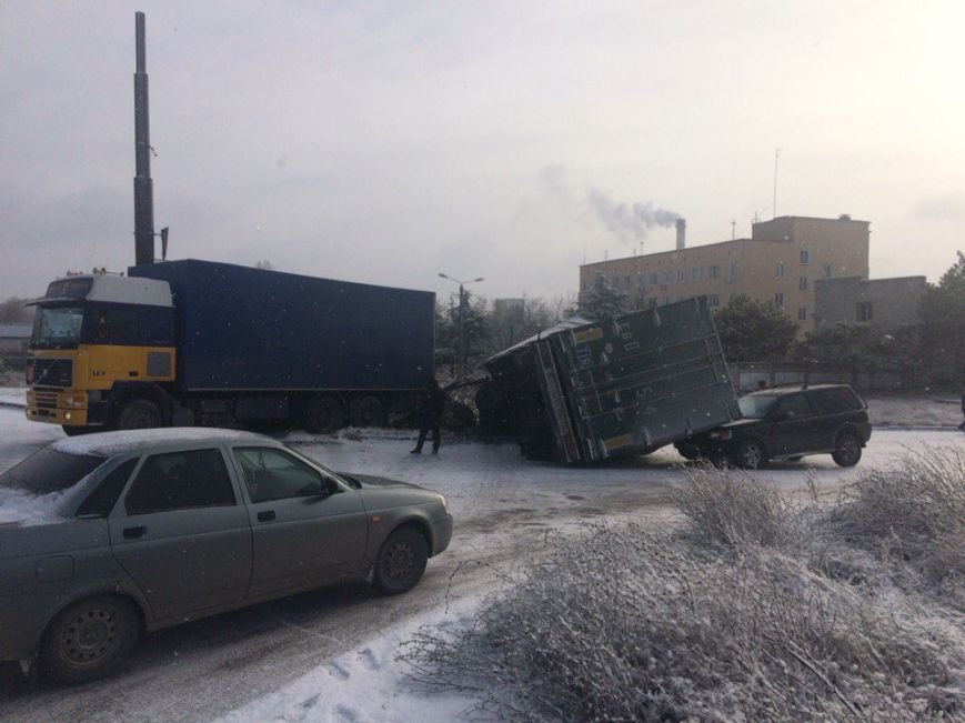 Утреннее ДТП в Симферополе: На скользкой дороге прицеп фуры рухнул... Утреннее ДТП в Симферополе: На скользкой дороге прицеп фуры рухнул на джип (ФОТО) (фото) - фото 1
