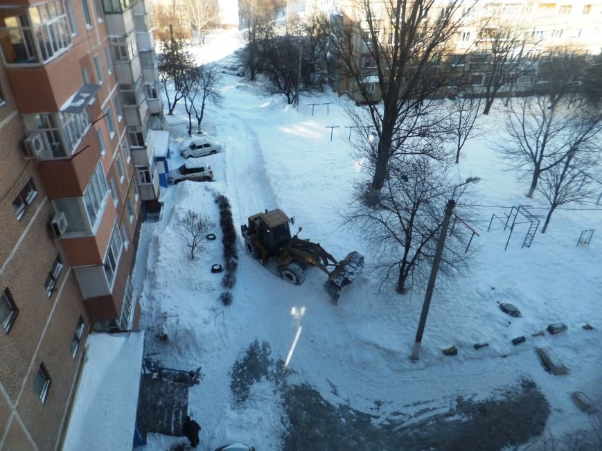 В Кировограде во дворах многоэтажек тракторами начали убирать снег. ФОТОФАКТ (фото) - фото 1 В Кировограде во дворах многоэтажек тракторами начали убирать снег. ФОТОФАКТ (фото) - фото 1