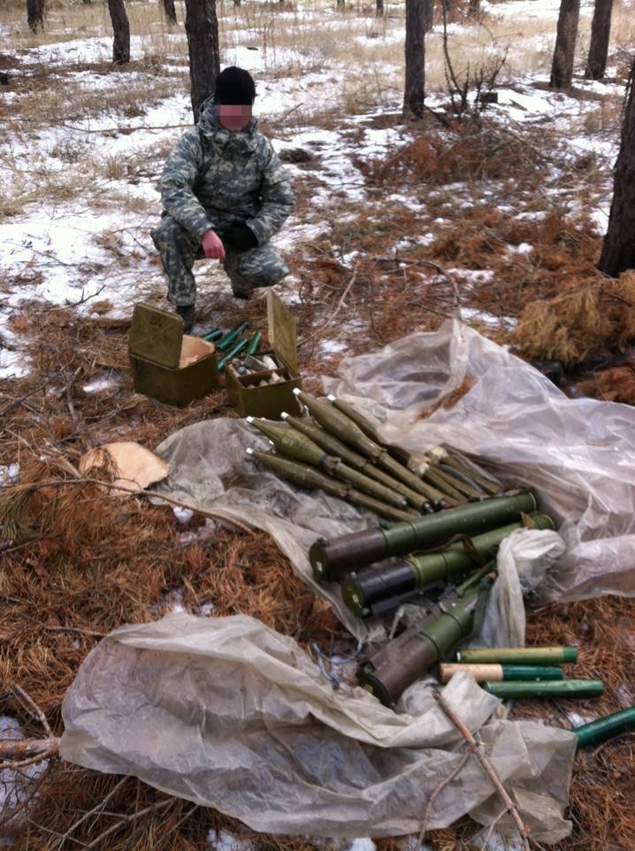 В Станично-Луганском районе найден тайник с военными средствами поражения (ФОТО) (фото) - фото 1 В Станично-Луганском районе найден тайник с военными средствами поражения (ФОТО) (фото) - фото 1
