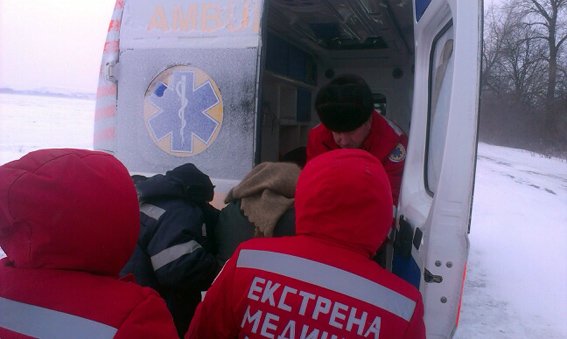 На Хмельниччині дорогу так замело, що швидка не могла дістатися до пацієнта (Фото) (фото) - фото 1 На Хмельниччині дорогу так замело, що швидка не могла дістатися до пацієнта (Фото) (фото) - фото 1