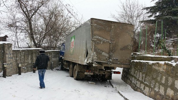 В снегопад в Ялте не обошлось без автомобильных аварий (фото) - фото 1 В снегопад в Ялте не обошлось без автомобильных аварий (фото) - фото 1