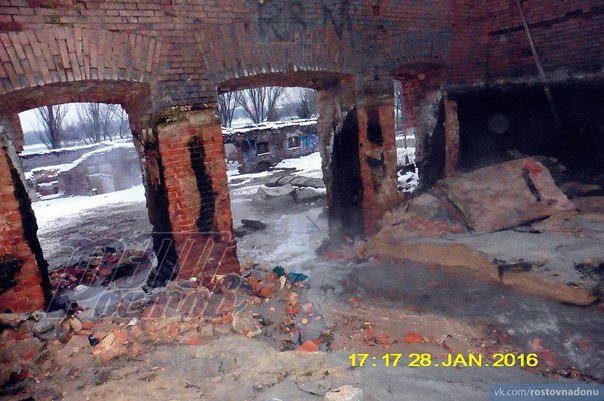 На Парамоновских складах снесли дамбу и почти осушили бассейн (фото... На Парамоновских складах снесли дамбу и почти осушили бассейн (фото) - фото 3