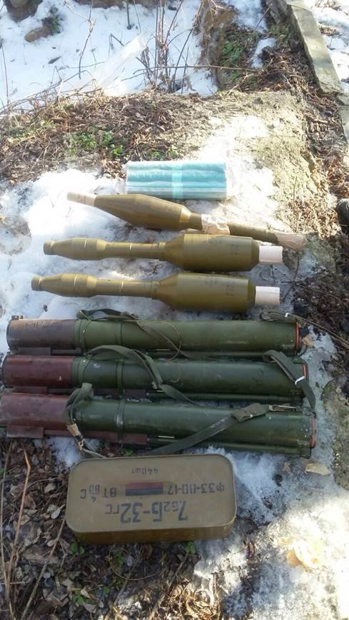 В Луганской области обнаружен очередной тайник с военными средствами пораженя (Фото) (фото) - фото 1 В Луганской области обнаружен очередной тайник с военными средствами пораженя (Фото) (фото) - фото 1
