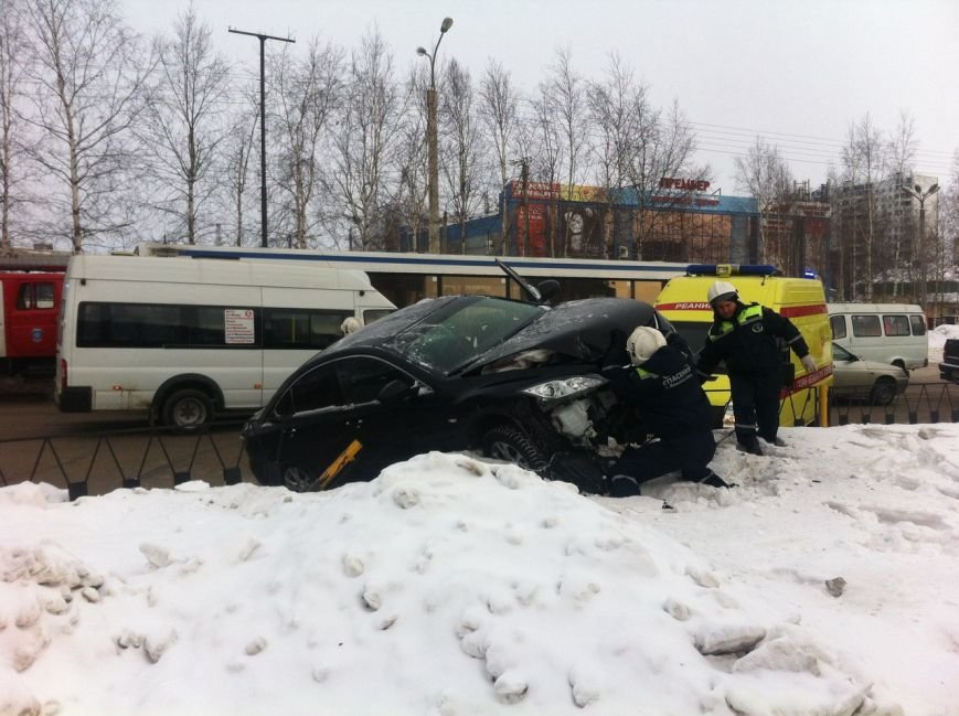 В районе «Балагана» Мазда-6 вылетела за ограждение (фото) - фото 2 В районе «Балагана» Мазда-6 вылетела за ограждение (фото) - фото 2