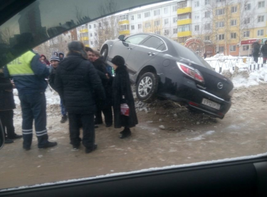 В районе «Балагана» Мазда-6 вылетела за ограждение (фото) - фото 1 В районе «Балагана» Мазда-6 вылетела за ограждение (фото) - фото 1