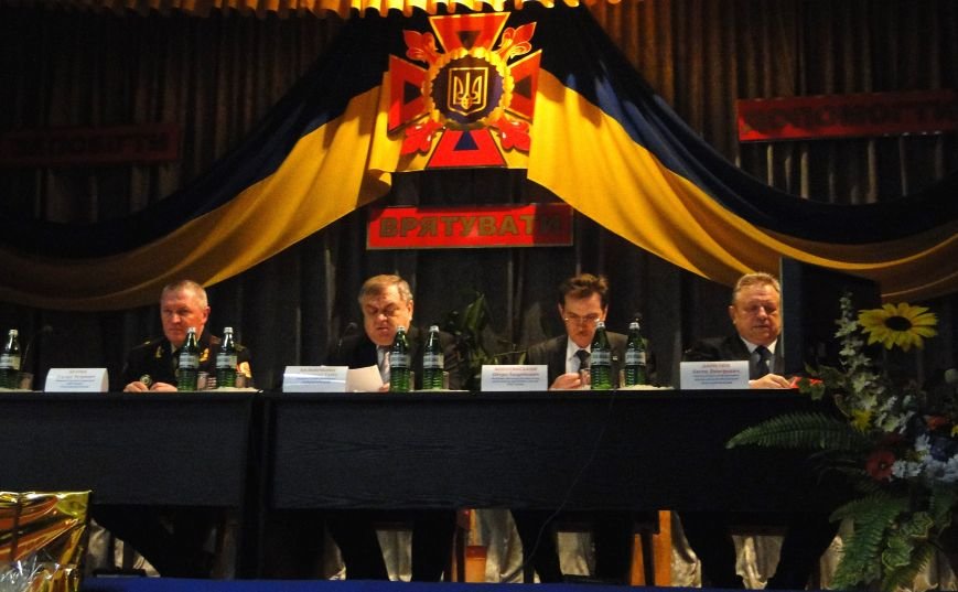 4 надзвичайні ситуації, понад 23 тисячі виїздів та близько сотні врятованих життів – таким запам’ятається 2015 рік рятувальникам Хмельниччини (Фото, відео) (фото) - фото 1 4 надзвичайні ситуації, понад 23 тисячі виїздів та близько сотні врятованих життів – таким запам’ятається 2015 рік рятувальникам Хмельниччини (Фото, відео) (фото) - фото 1