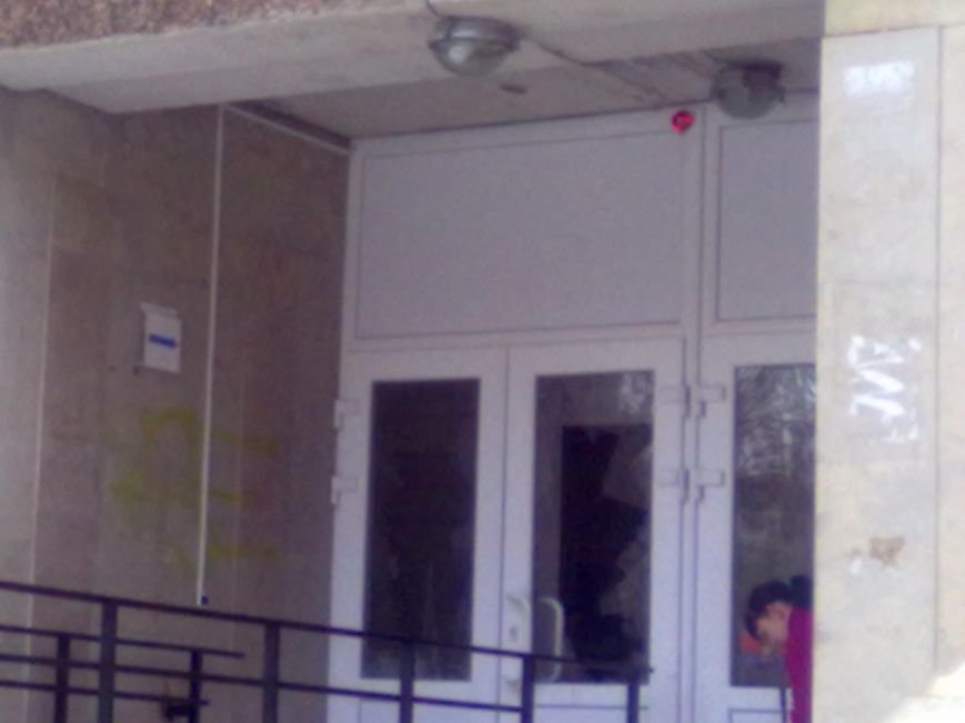Вчера хулиган разбил двери Балаковской поликлиники № 1 (фото) - фото 1