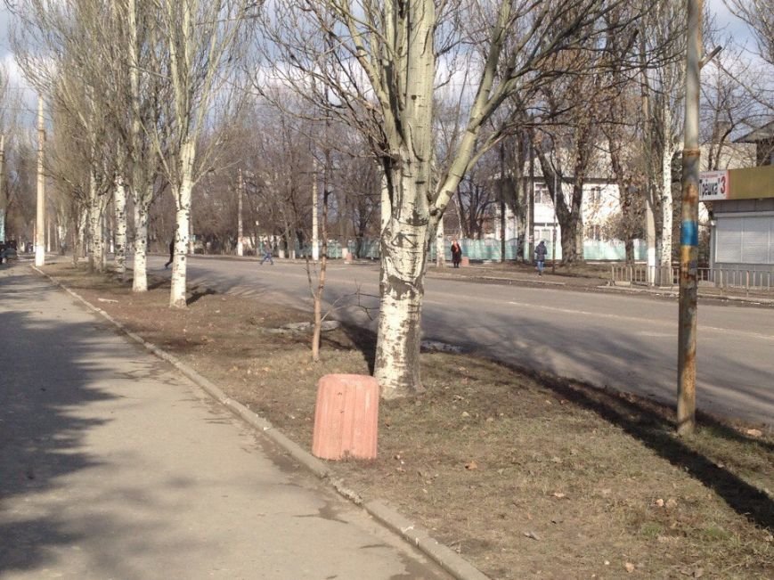 Чисто там, где не сорят. На улице Доброполья установили бетонные урны (ФОТОФАКТ) (фото) - фото 1 Чисто там, где не сорят. На улице Доброполья установили бетонные урны (ФОТОФАКТ) (фото) - фото 1