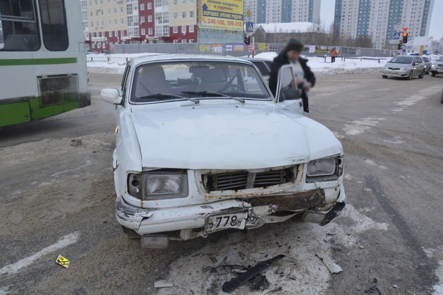 В Нижневартовске в ДТП попала карета "скорой помощи", фото-1 В Нижневартовске в ДТП попала карета "скорой помощи", фото-1