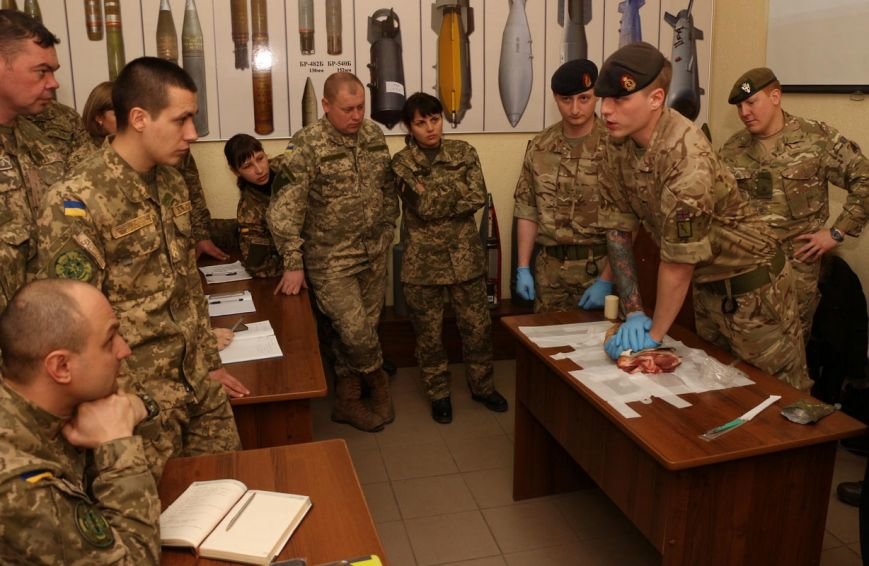 Військові сапери Хмельниччини отримали від канадських та британськи... Військові сапери Хмельниччини отримали від канадських та британських колег сертифікати зразка НАТО (Фото) (фото) - фото 3