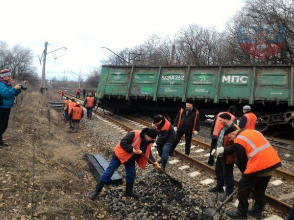 От случайного взрыва на железной дороге пострадало