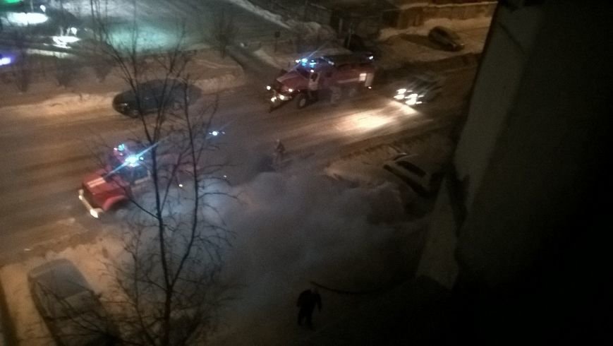 Ночью на улице Пермской загорелся автомобиль, фото-2 Ночью на улице Пермской загорелся автомобиль, фото-2