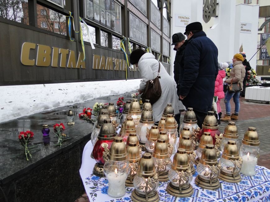 Сотні хмельничан пройшли містом з портретами Небесної Сотні (Фото,... Сотні хмельничан пройшли містом з портретами Небесної Сотні (Фото, відео) (фото) - фото 7