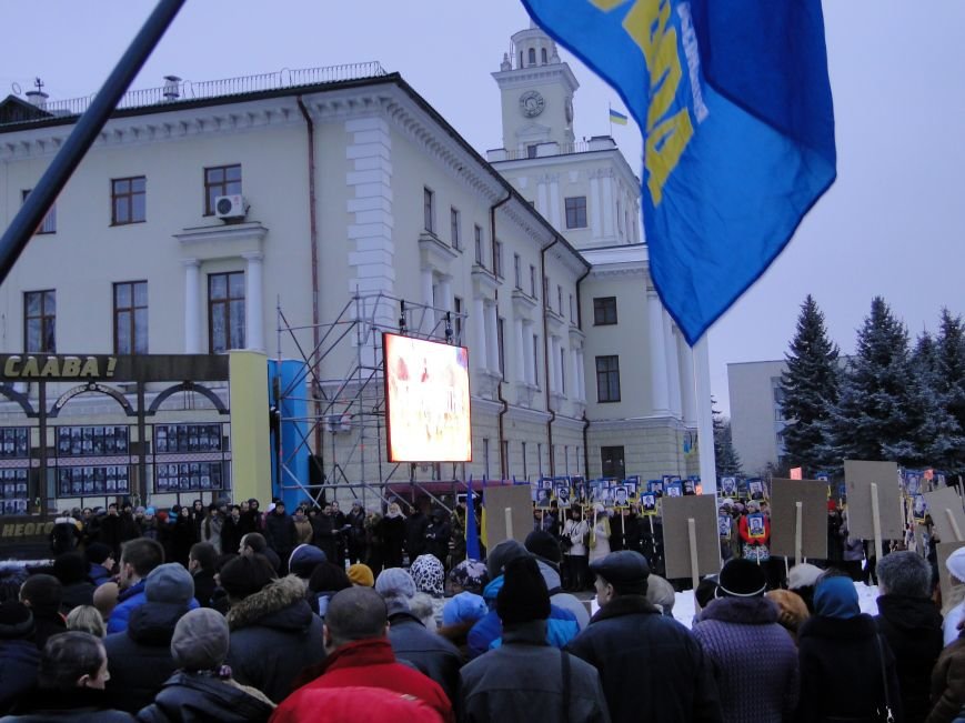 Сотні хмельничан пройшли містом з портретами Небесної Сотні (Фото,... Сотні хмельничан пройшли містом з портретами Небесної Сотні (Фото, відео) (фото) - фото 6