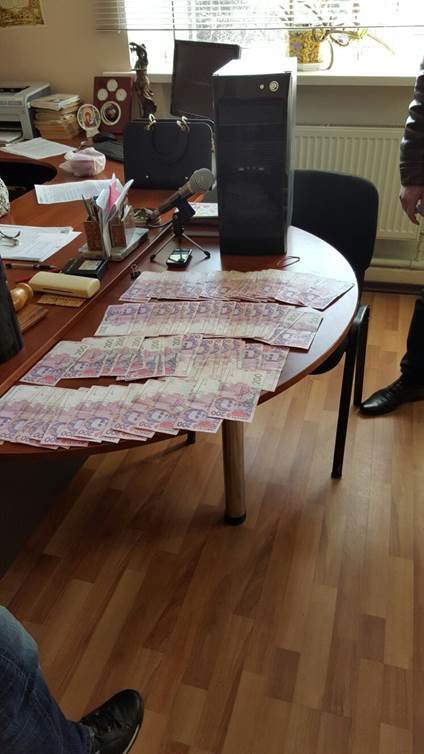В Донецкой области судья попалась на взятке в 15 тысяч (ФОТО) (фото) - фото 1 В Донецкой области судья попалась на взятке в 15 тысяч (ФОТО) (фото) - фото 1