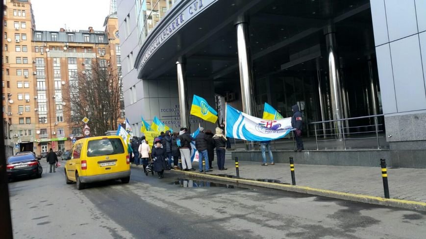 Сотрудники Ильичевского порта требуют от Высшего Хозяйственного суда Украины принятия законного решения (фото) - фото 1 Сотрудники Ильичевского порта требуют от Высшего Хозяйственного суда Украины принятия законного решения (фото) - фото 1