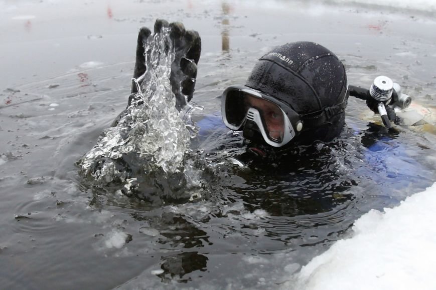 Сегодня в Балаково утонули трое человек, которые провалились под лёд (фото) - фото 1