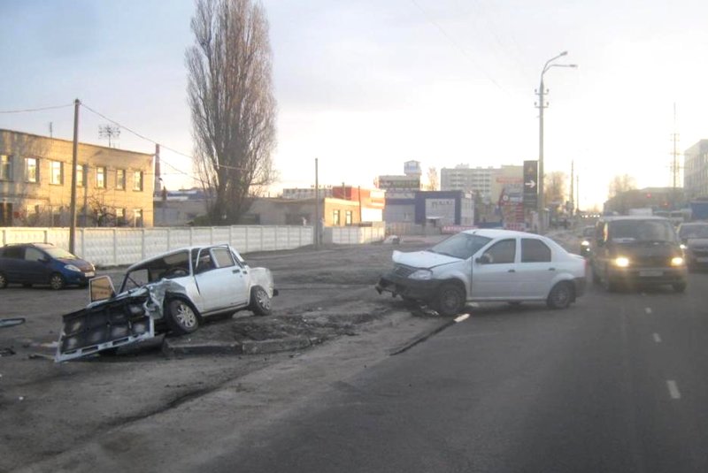 Легковушка и две фуры столкнулись под Белгородом (фото) - фото 5 Легковушка и две фуры столкнулись под Белгородом (фото) - фото 5