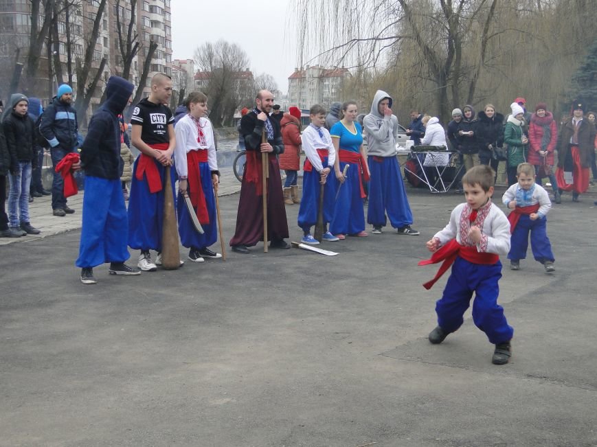 Сьогодні у Хмельницькому проводжали зиму та зустрічали весну (Фото)... Сьогодні у Хмельницькому проводжали зиму та зустрічали весну (Фото) (фото) - фото 2