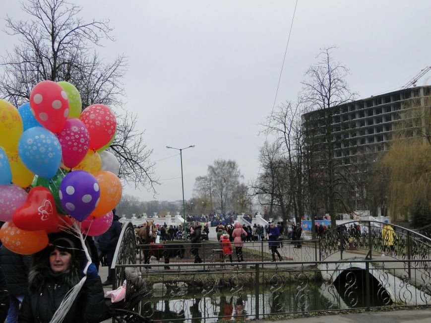 Сьогодні у Хмельницькому проводжали зиму та зустрічали весну (Фото)... Сьогодні у Хмельницькому проводжали зиму та зустрічали весну (Фото) (фото) - фото 8