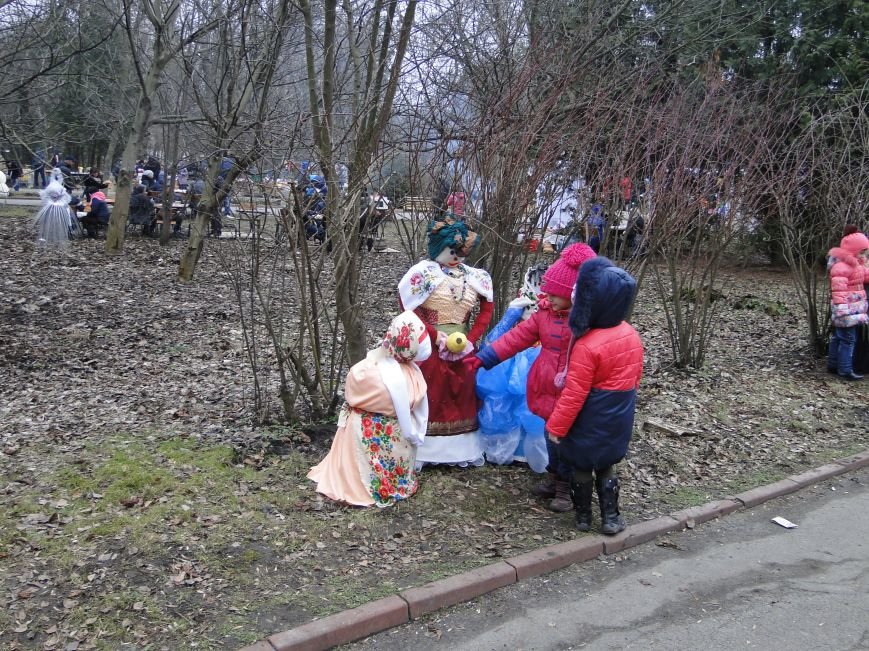 Сьогодні у Хмельницькому проводжали зиму та зустрічали весну (Фото)... Сьогодні у Хмельницькому проводжали зиму та зустрічали весну (Фото) (фото) - фото 4