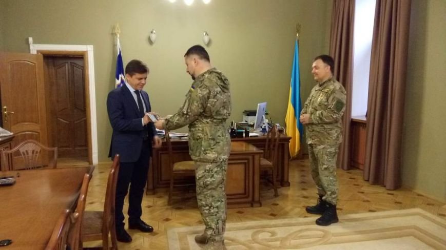 Мера Житомира наградили военным знаком «За служение Богу и..., фото-1 Мера Житомира наградили военным знаком «За служение Богу и Украине», фото-1