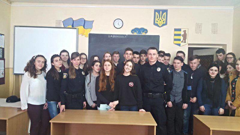 До ужгородських шкіл навідається поліція (фото) - фото 1 До ужгородських шкіл навідається поліція (фото) - фото 1