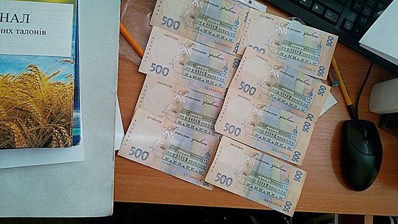 У Львові затримали двох хабарників вишу, які вимагали хабара у студ... У Львові затримали двох хабарників вишу, які вимагали хабара у студента (ФОТО) (фото) - фото 1