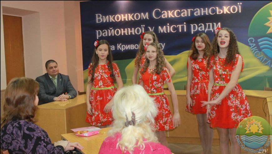 В Саксаганском районе поздравили с 8 марта прекрасных криворожанок,... В Саксаганском районе поздравили с 8 марта прекрасных криворожанок, имеющих почетное звание Украины «Мать-героиня» (ФОТО) (фото) - фото 5